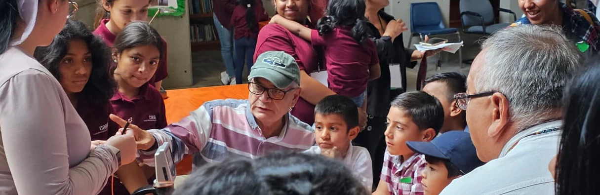 Roberto Machorro Mejía durante actividades de divulgación científica con niñas y niños