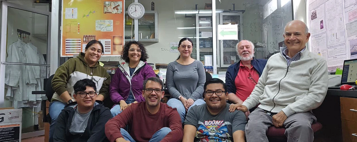 Roberto Machorro Mejía acompañado por integrantes de su equipo de laboratorio