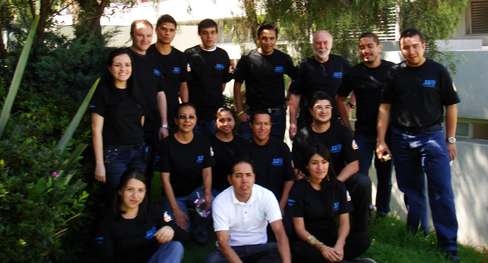 Stephen Muhl junto a integrantes del grupo de Plasmas y Nanomateriales